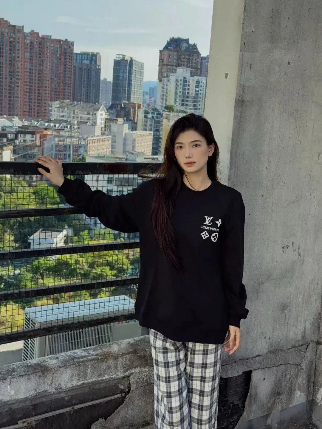 Louis Vuitton/Louis Vuitton 25Fw chest four-flower embroidery crew neck sweatshirt